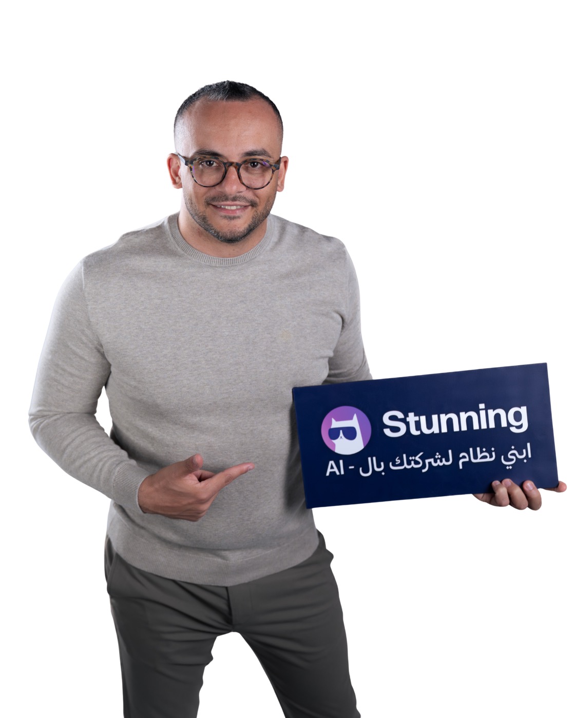محمد غيث، مؤسس Stunning، واقفًا بجانب شعار Stunning